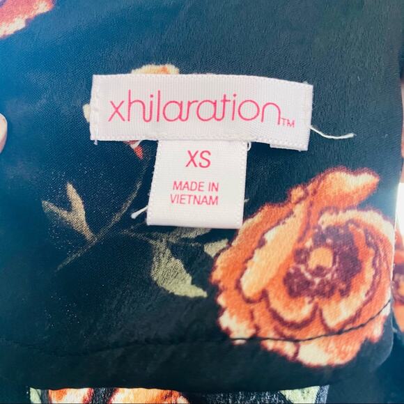 XHILARATION Black Peach Floral Satin Silky Tie Wrap Wide Leg VNeck Jumpsuit XS - Picture 9 of 10